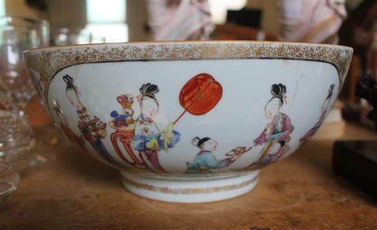 Qianlong porcelain rose bowl, polychrome-decorated with figures, birds and flowers (repaired)